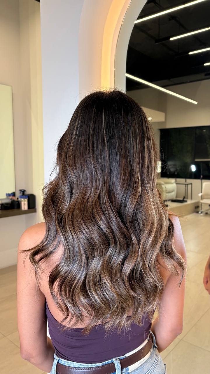 Diseño de color y cabello brillante en KŌVA Beauty