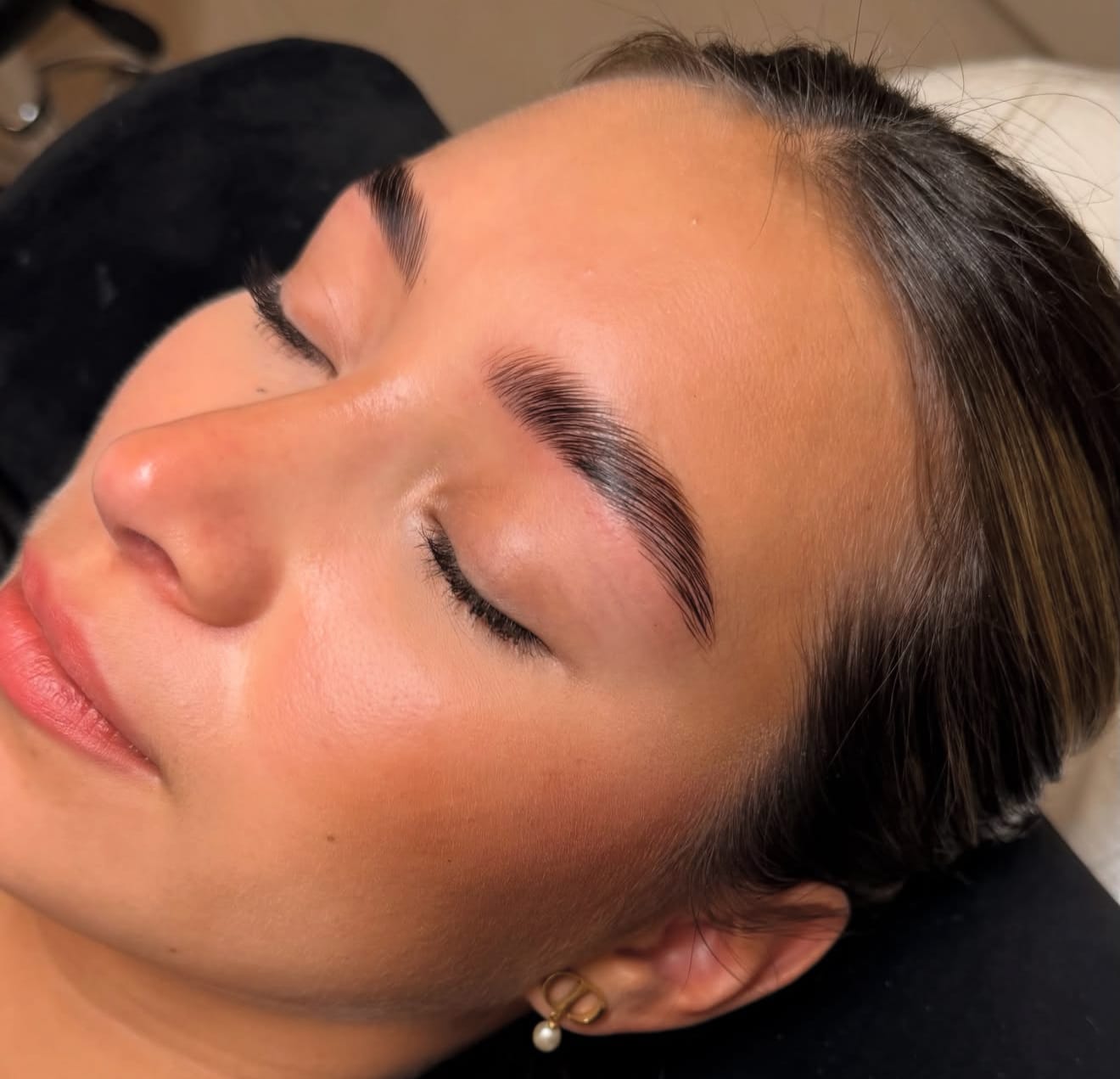 Diseño de cejas en KŌVA Beauty